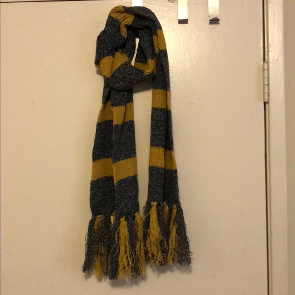 Fantastic Beast yellow and gray scarf